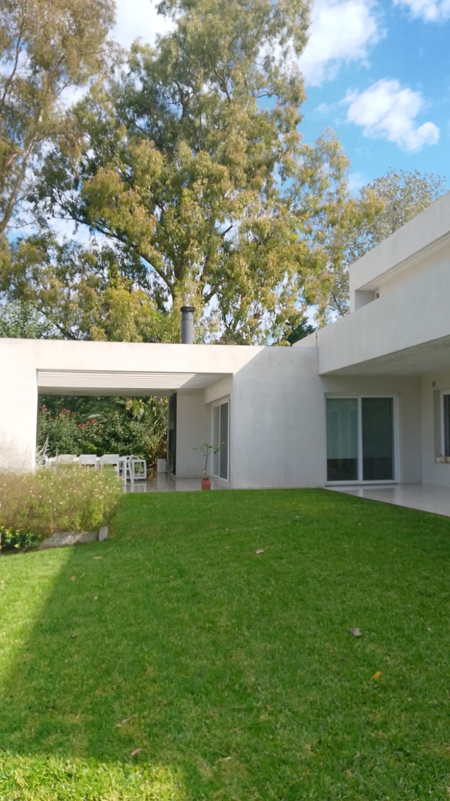 Casa moderna luego de trabajo de limpieza exterior